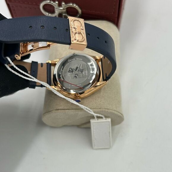 Man Salvatore, Ferragamo timeless 40 mm quartz, watch deployment clasp - Picture 9 of 13